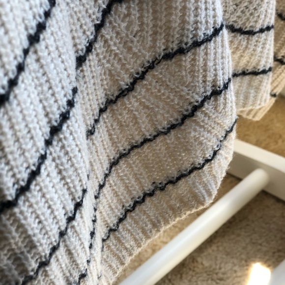 Urban Outfitters Sweater - Picture 4 of 7